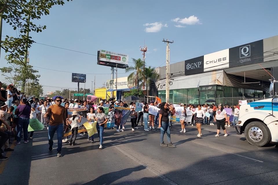 Desde las 16:35 horas, manifestantes cerraron López Mateos para exigir justicia por los jóvenes desaparecidos.