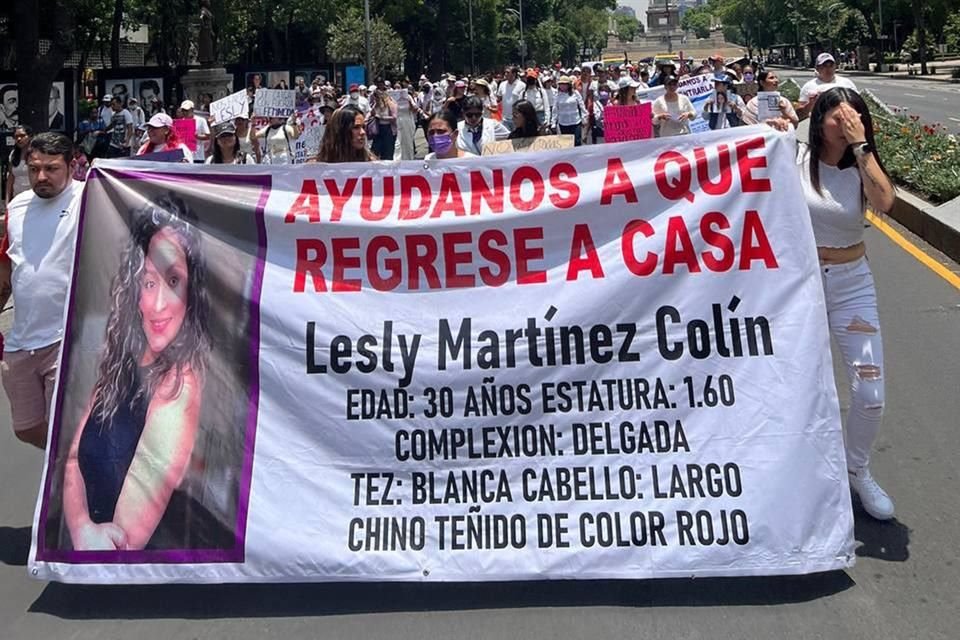 Alrededor de 100 personas, entre familiares y amigos de Lesly, marcharon en Paseo de la Reforma.