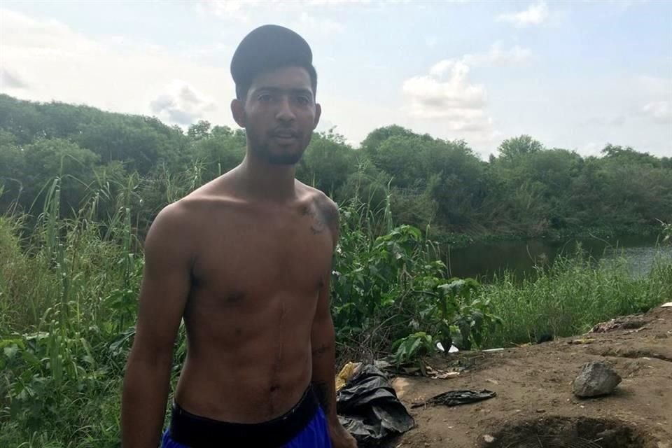 'Me voy a esperar porque ya me inscribí en la página a ver si me solicitan para poder entrar legalmente', dice Claver, joven venezolano que busca reunirse con su mamá en Texas.