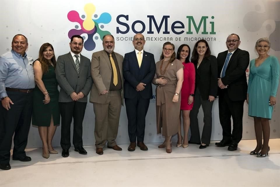 La Sociedad Mexicana de Microbiota (Somemi) está integrada por una plantilla multidisciplinaria. Al centro,  Rodrigo Vázquez Frías.