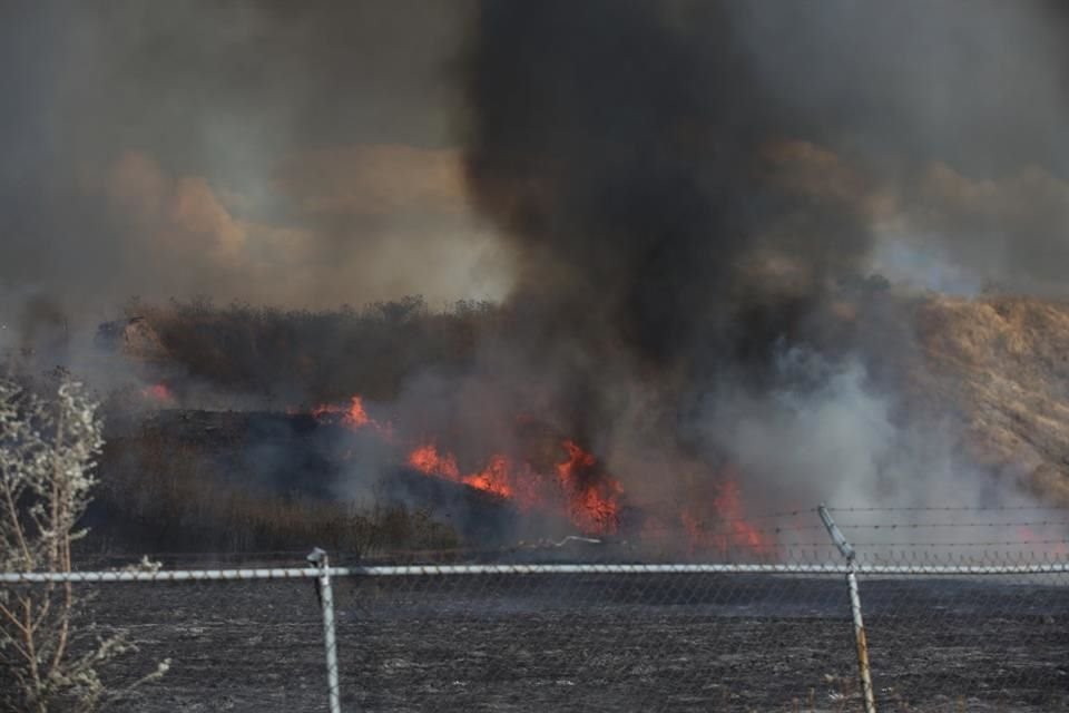 El incendio causó alarma a transeúntes, automovilistas que circulaban por Periférico a la altura del estadio.