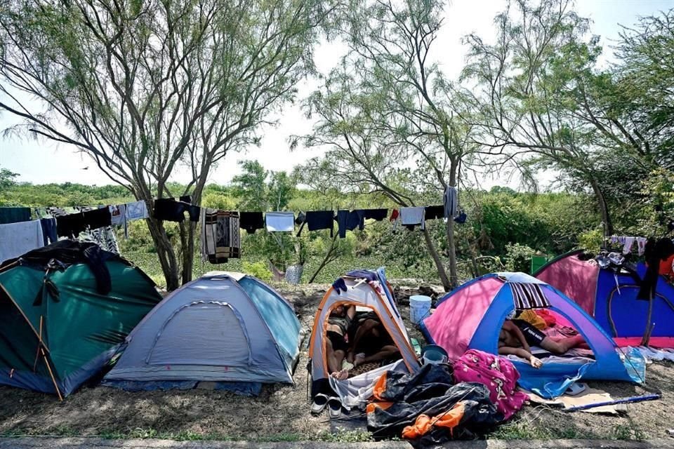 En el cruce a Brownsville, en el Río Bravo, varios migrantes esperan respuesta de EU a solicitud de asilo a través de aplicación CBP One. 