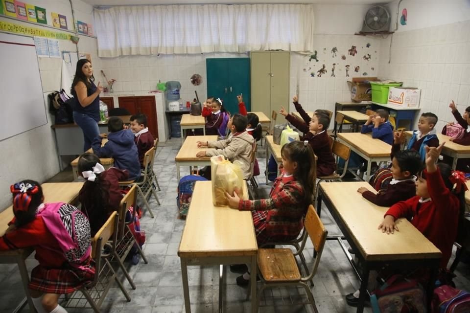 En Jalisco hay 127 mil 352 docentes que atienden a 2 millones 283 mil 937 estudiantes, en las 15 mil 73 escuelas del Estado.