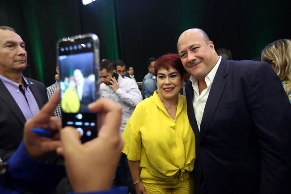 Maestros se toman fotos con Enrique Alfaro, Gobernador de Jalisco al final del Desayuno al Mérito Docente 2023 en Expo Guadalajara.