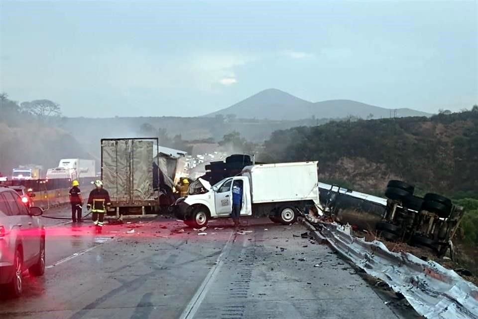 Autoridades de protección civil, así como Bomberos y paramédicos, acudieron a la zona del sinistro para atender a por lo menos dos lesionados; no hay todavía un reporte oficial.