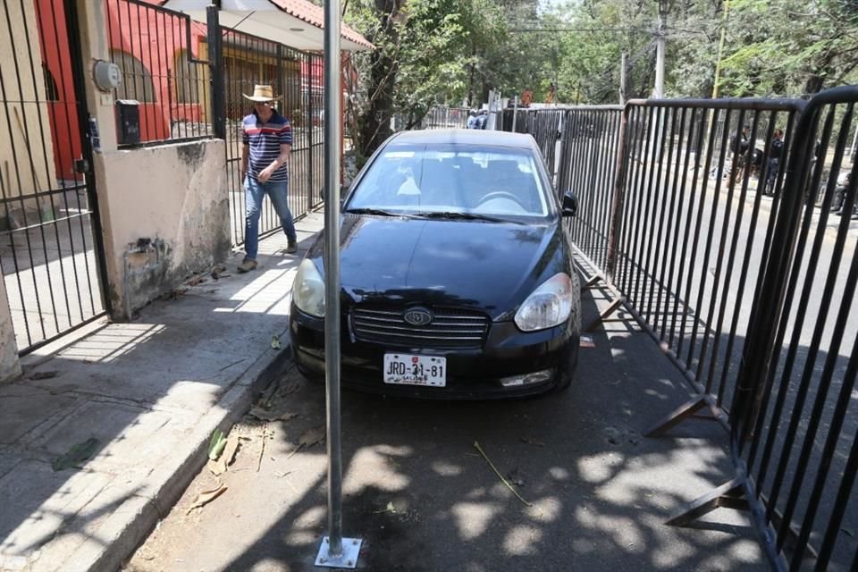 Vehículos de vecinos quedaron atrapados en dentro de la malla que colocó el Siapa.