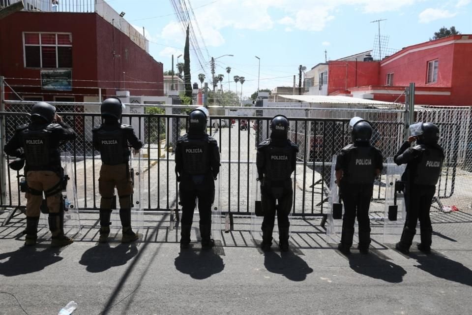 La zona de trabajo, en la Calle Mariano Azuela, tuvo triple protección: una malla ciclónica, vallas metálicas y policías.