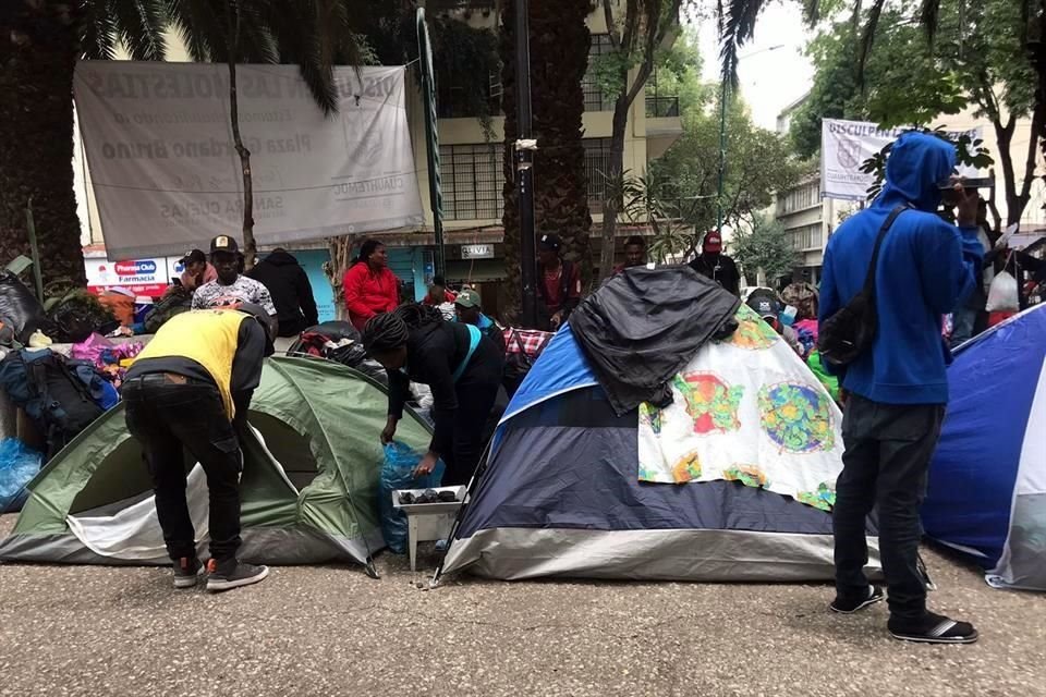 Tras el cierre de estancias migratorias, y a más de un mes de chocar con las autoridades de la CDMX, migrantes se instalan en la Plaza Giordano Bruno de la Alcaldía Cuauhtémoc.