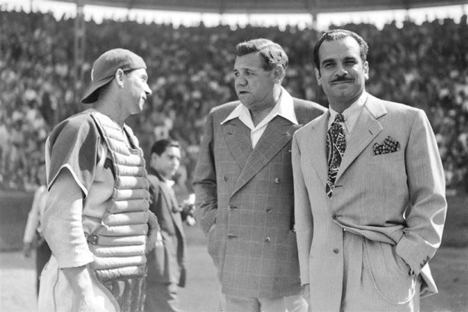 Babe Ruth (centro) durante su visita al Parque Delta de la Ciudad de México.