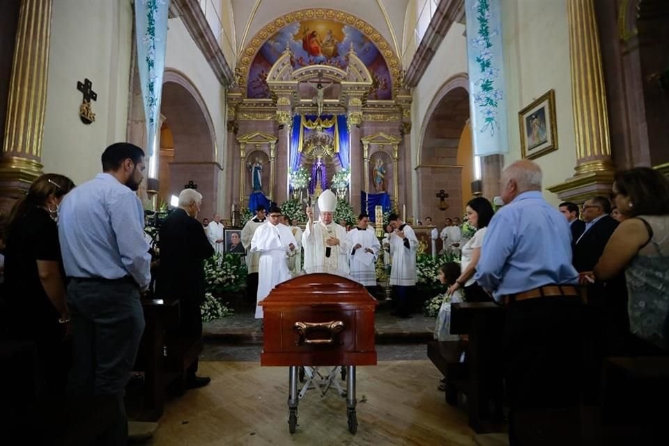 En la parroquia de Nuestra Señora de los Dolores, en el Municipio de Mascota, le dieron el último adiós a la madre del Cardenal Francisco Robles Ortega, Arzobispo de Guadalajara.