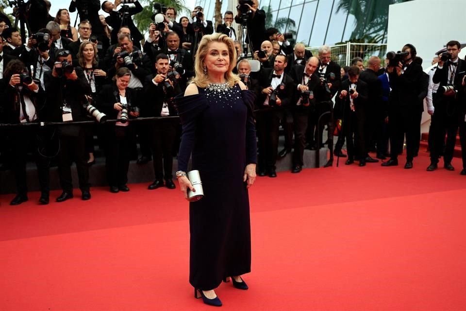 La actriz francesa Catherine Deneuve asistió a la premier de 'Jeanne du Barry', con un vestido de Louis Vuitton.