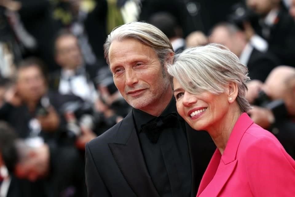 Mads Mikkelsen y Hanne Jacobsen acudieron juntos a a la premier de la cinta.