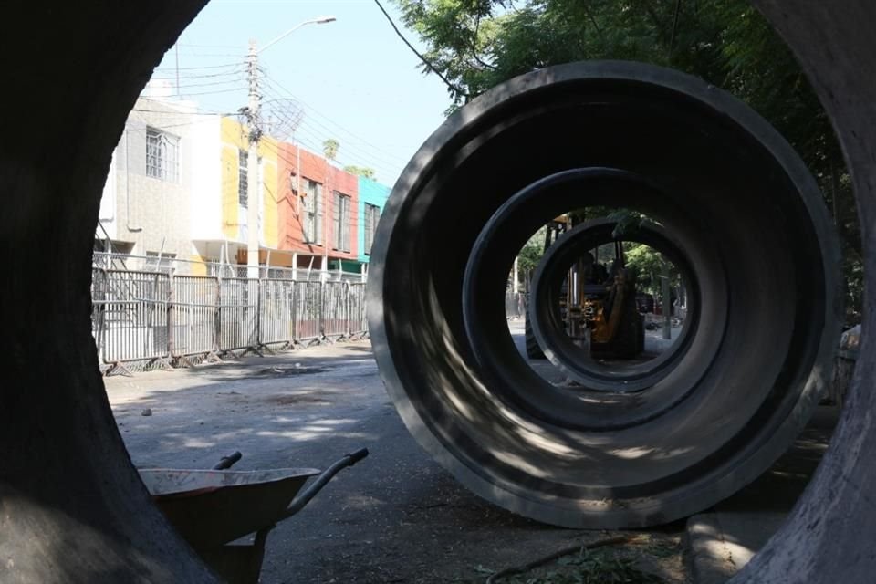 Las Calles Mariano Azuela y José R. Benítez se mantienen obstaculizadas y el acceso es restringido.