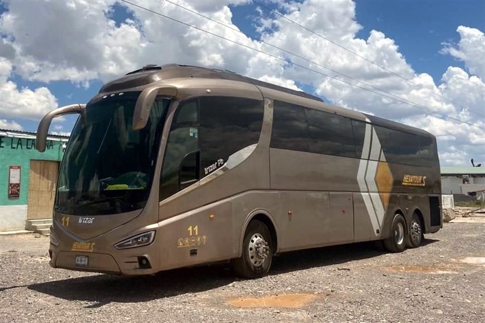 Los migrantes viajaban en este autobús cuando fueron interceptados.