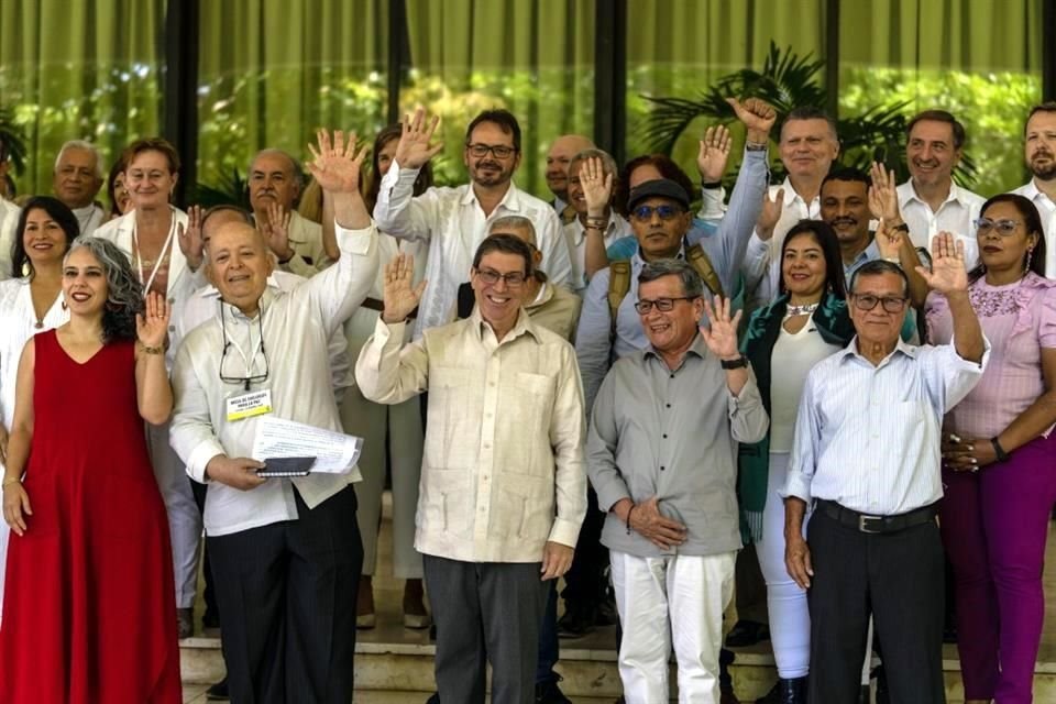 Representantes del gobierno colombiano y miembros del Ejército de Liberación Nacional (ELN) reiniciaron diálogos en Cuba.