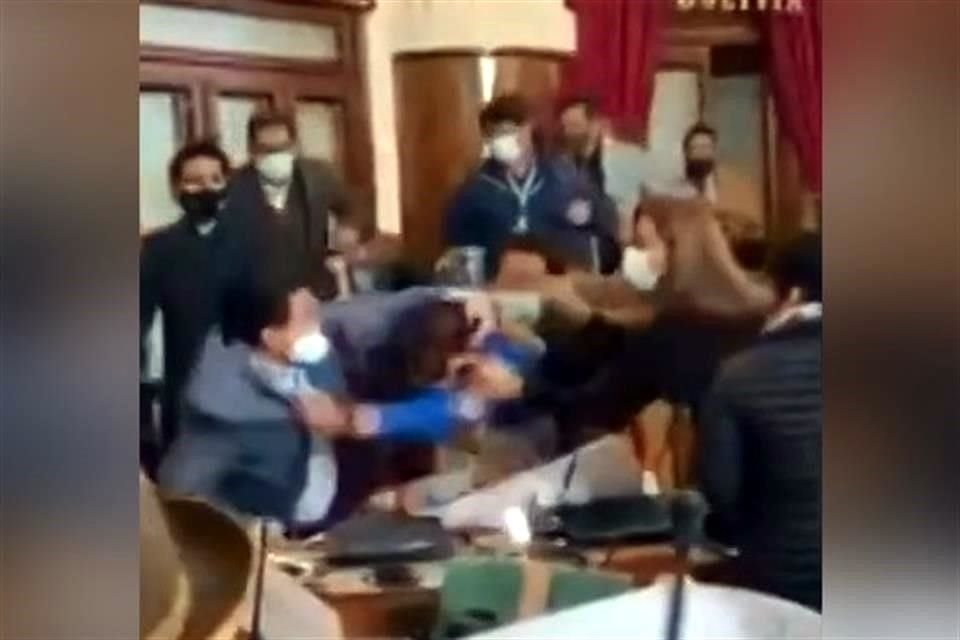 Diputados en Bolivia protagonizaron una pelea a golpes en medio de una sesión sobre el caso contra la ex Presidenta Jeanine Áñez.