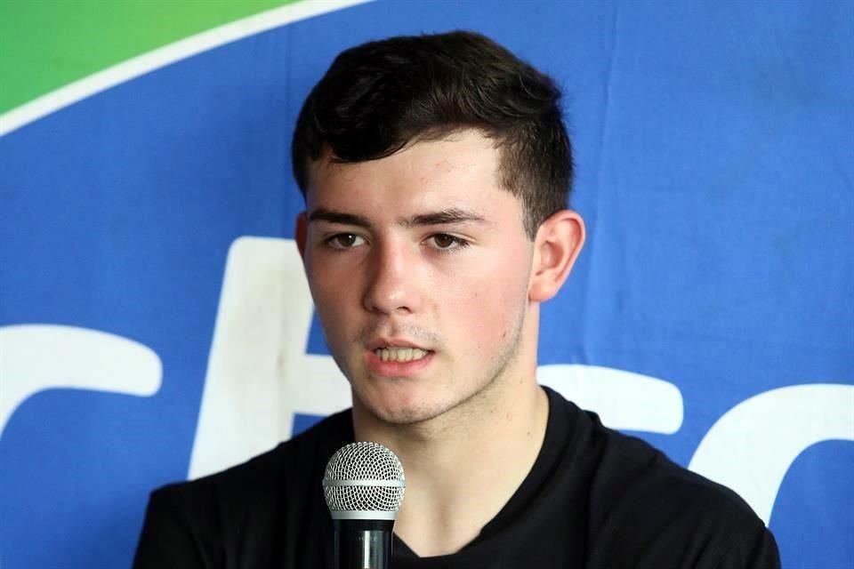 Johan Álvarez, quien debuta el 19 de junio en el box profesional, no siente nervios por el peso del apellido.