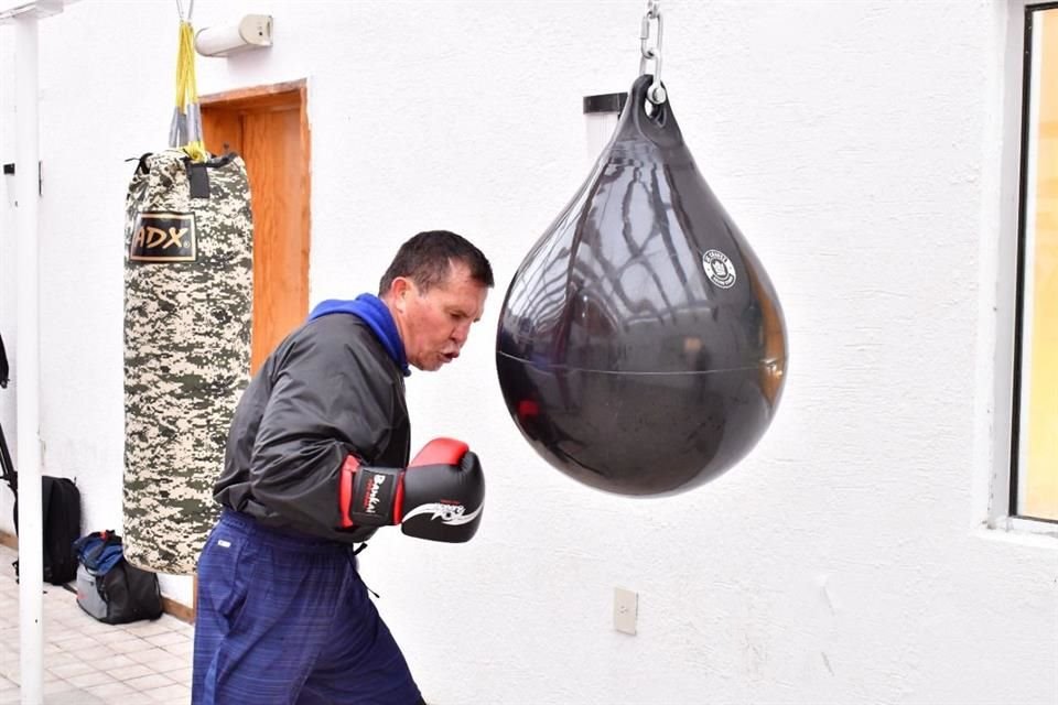 Chávez entrena con todo para la pelea de exhibición.