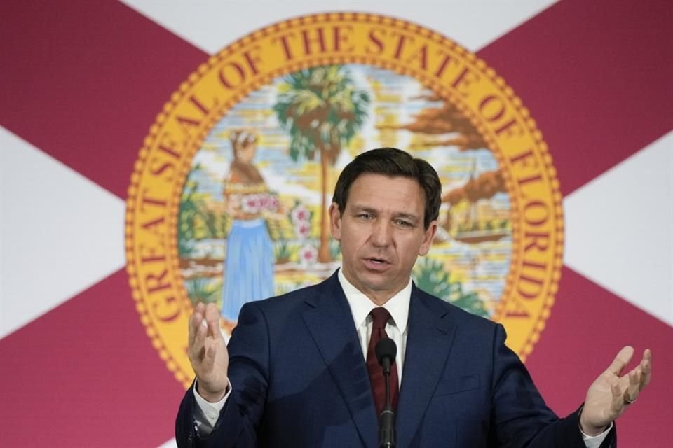 El Gobernador de Florida, Ron DeSantis, durante una conferencia de prensa el martes 9 de mayo de 2023, en Miami.