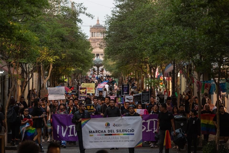 Alrededor de 70 personas se congregaron en la explanada del Hospicio Cabañas, para marchar en silencio a propósito del Día Contra la LGBTIfobia.