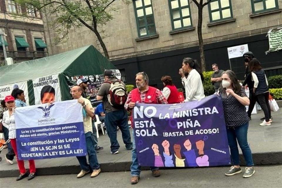 Ciudadanos a favor de la Ministra Norma Piña armaron un contra plantón en la SCJN y convocan a una marcha en defensa de la Corte.