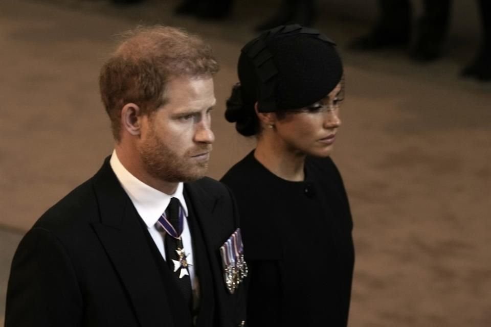 Un fotógrafo y transeúntes que presenciaron la persecución entre los Duques de Sussex y un paparazzi, aseguran que Enrique y Meghan provocaron casi una catástrofe.