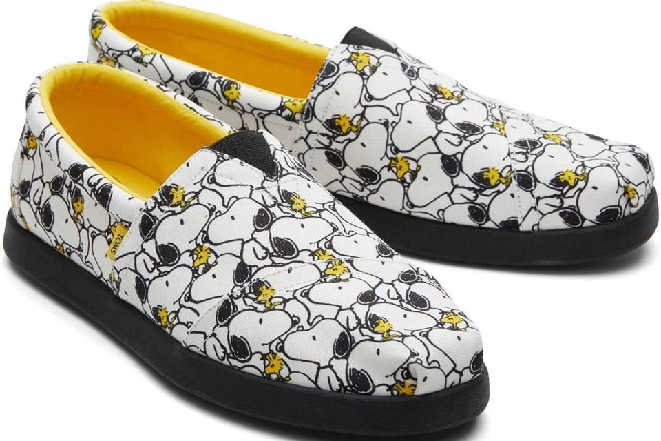 La marca de calzado Toms se unió con Peanuts para llevar sus clásicos personajes a los zapatos.