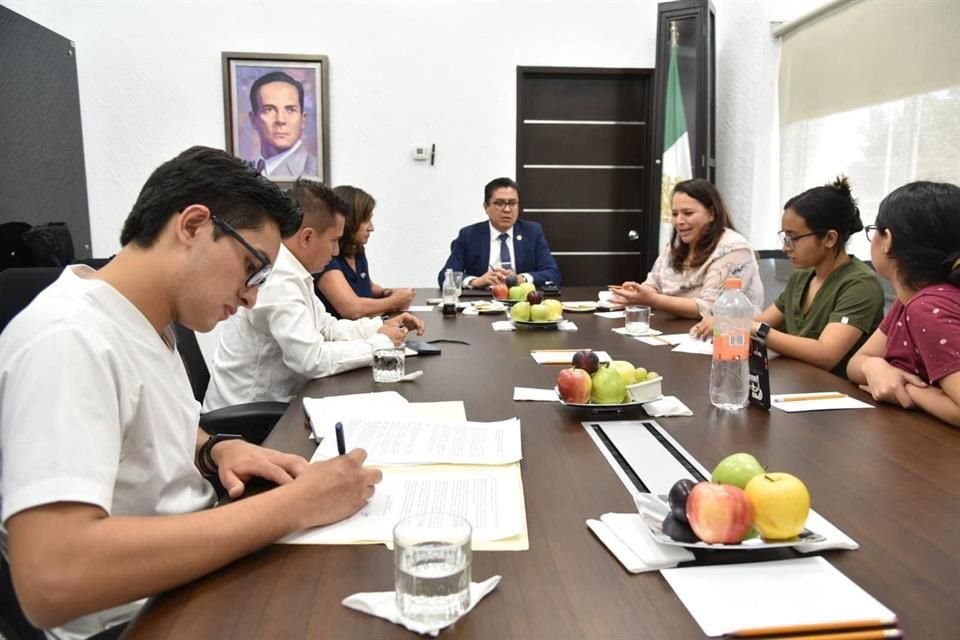 Reunión de representantes estudiantiles con el Rector del CUCS.