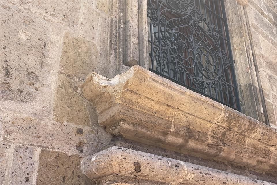 Daños causados a la cantera de Palacio de Gobierno tras suerte de parkour del influencer Johnny Montesana.