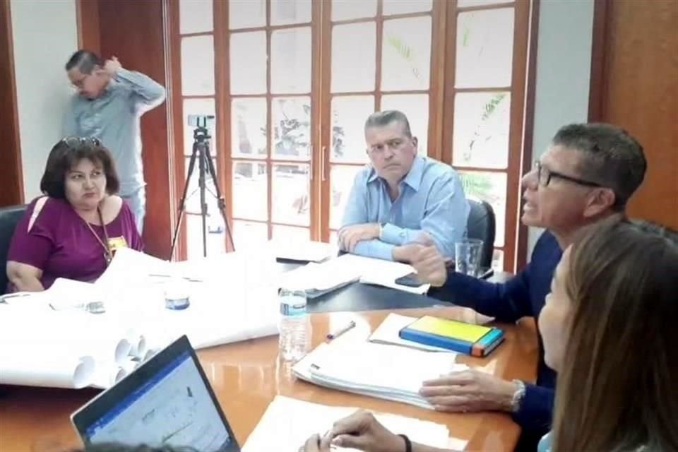 Personal del Siapa, regidoras de Guadalajara, diputadas locales y vecinas de la Colonia Jardines de La Paz se reunieron esta tarde.