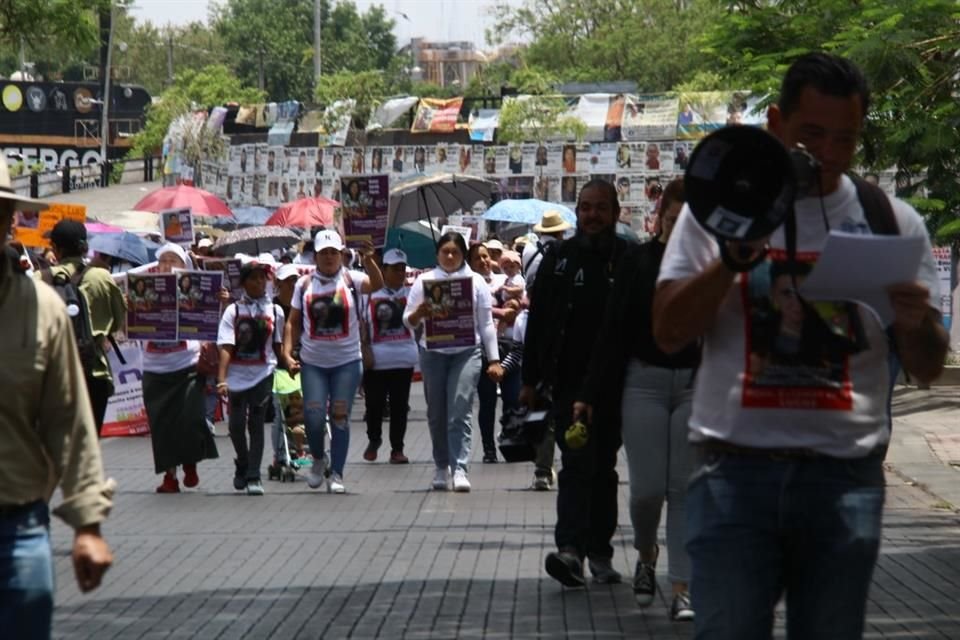 Con el Sol a plomo, familias enteras se unieron a la marcha.