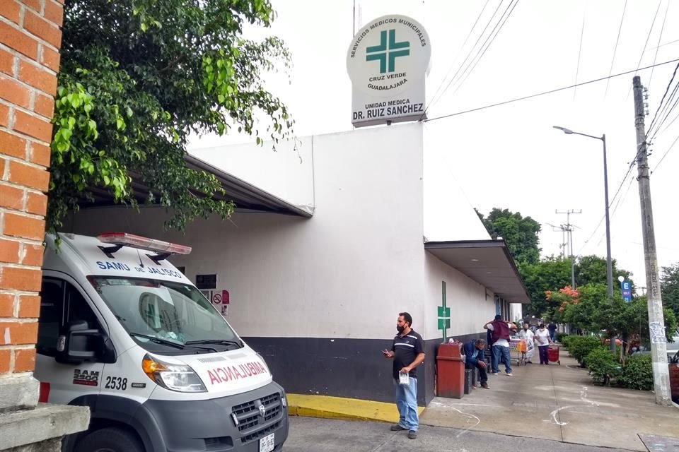 Paramédicos de la Cruz Verde encontraron al hombre a espaldas de una plaza comercial en la Colonia Oblatos.