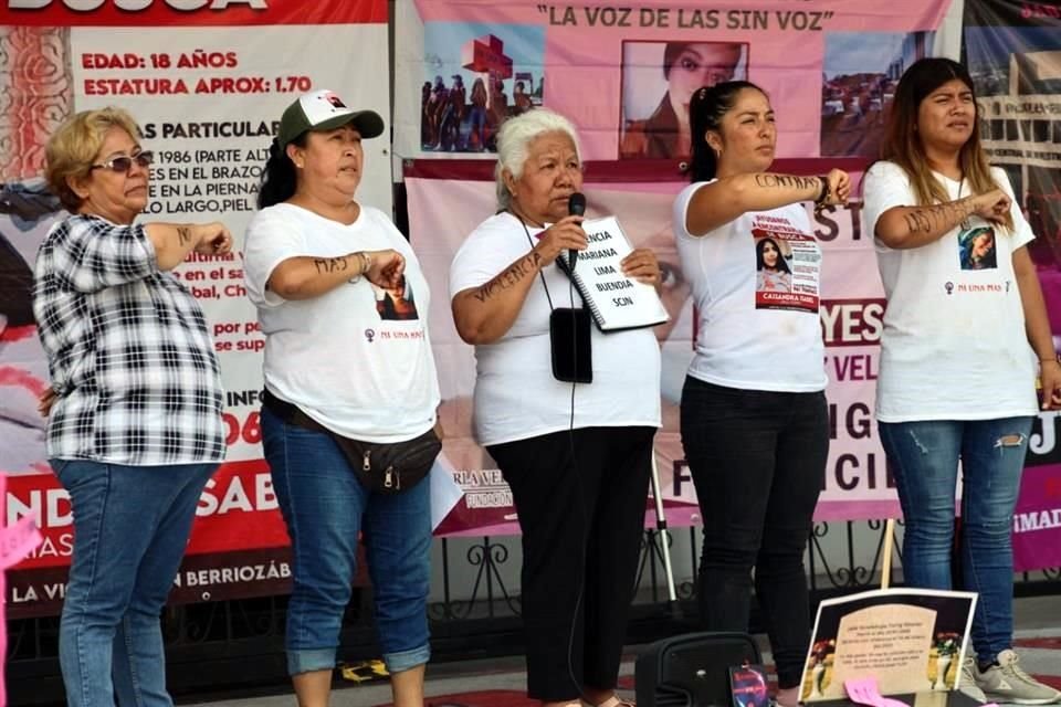 Madres de desaparecidas o víctimas de feminicidio instalaron un plantón frente al Palacio de Gobierno de Chiapas para exigir acciones.