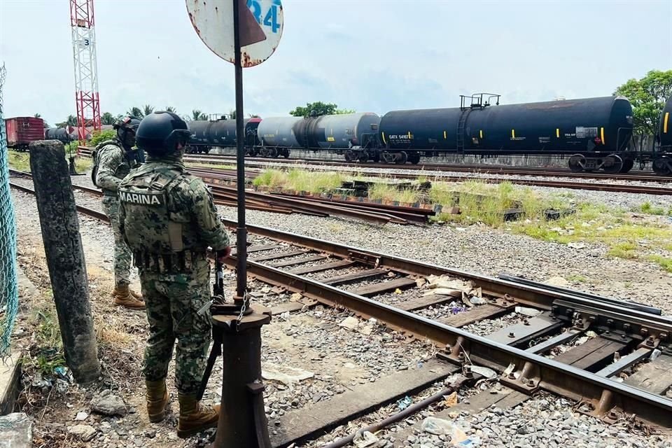 La Marina tomó el control de 120 kilómetros de vías de Ferrosur.