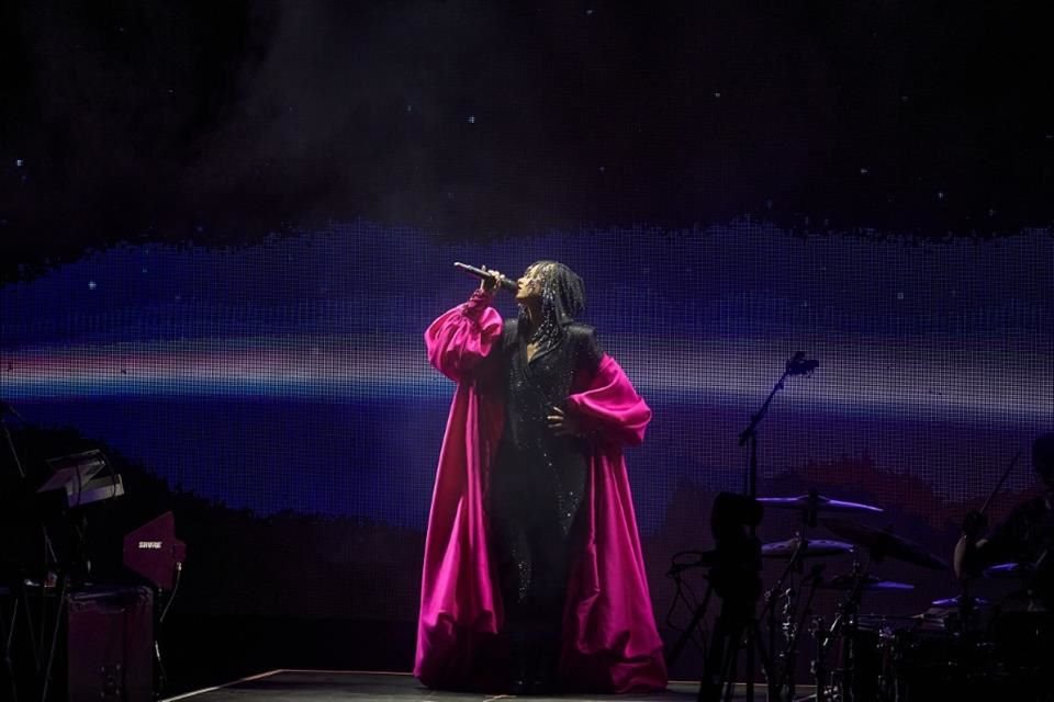Alicia Keys emocionó a 7 mil 500 asistentes en el Auditorio Telmex, interpretando éxitos y sorprendiendo con versiones especiales, como la de ¡Peso Pluma!