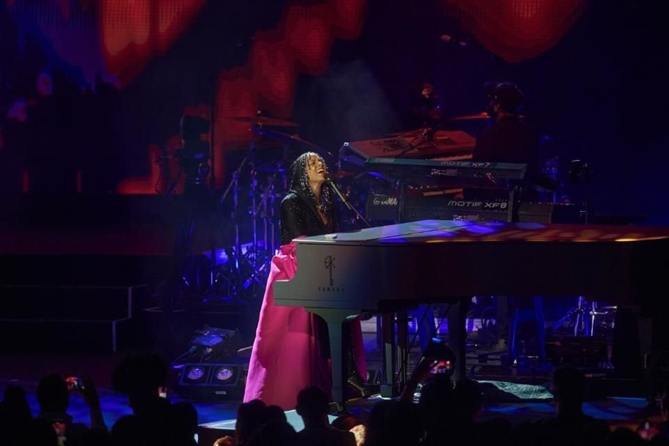 Alicia Keys emocionó a 7 mil 500 asistentes en el Auditorio Telmex, interpretando éxitos y sorprendiendo con versiones especiales, como la de ¡Peso Pluma!