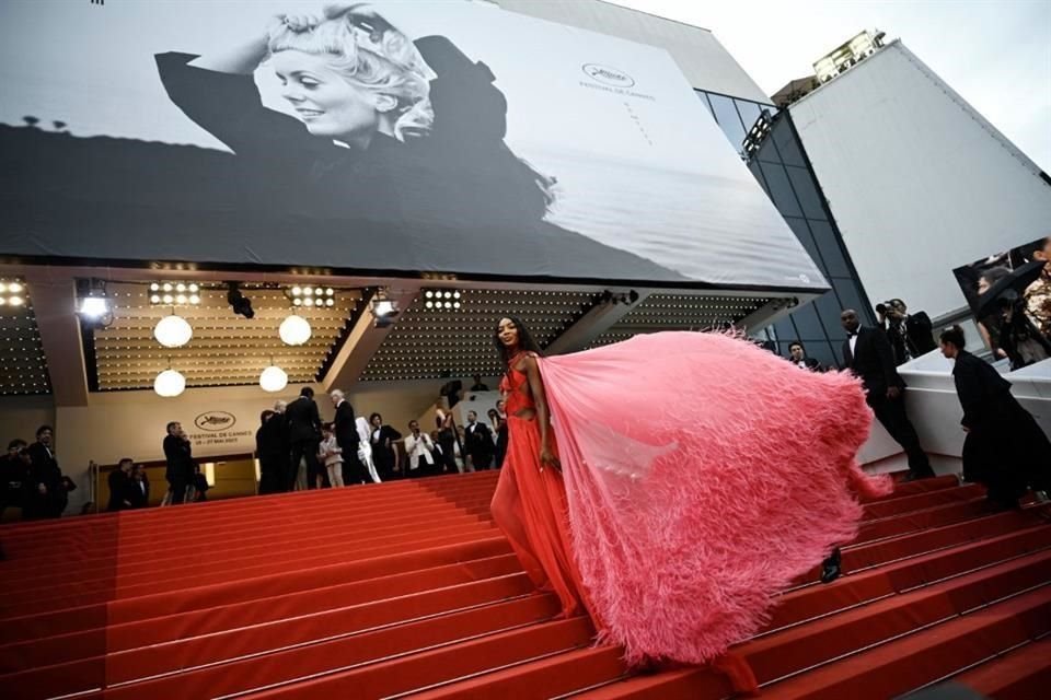 La modelo Naomi Campbell acaparó miradas con este modelo en la alfombra de 'Killers of the Flower Moon'.