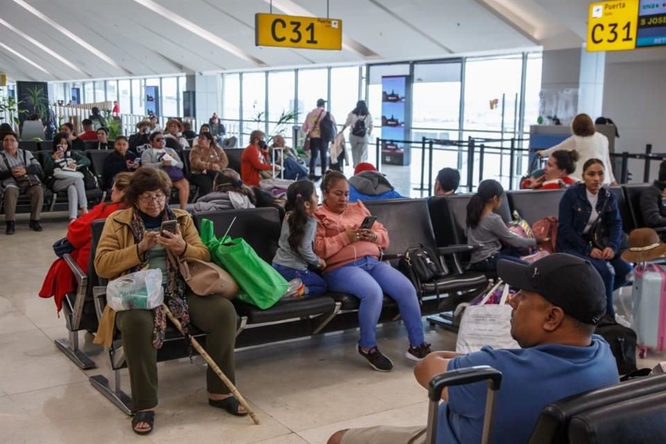 Poco a poco el Aeropuerto Internacional de Guadalajara está reanudando vueltos de forma espaciada.