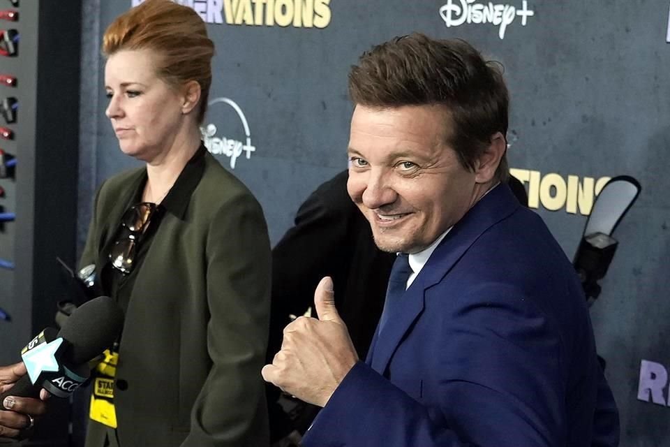 Jeremy Renner retoma sus actividades, tras su accidente con quitanieves, con ejercicio y divirtiéndose junto a su hija.