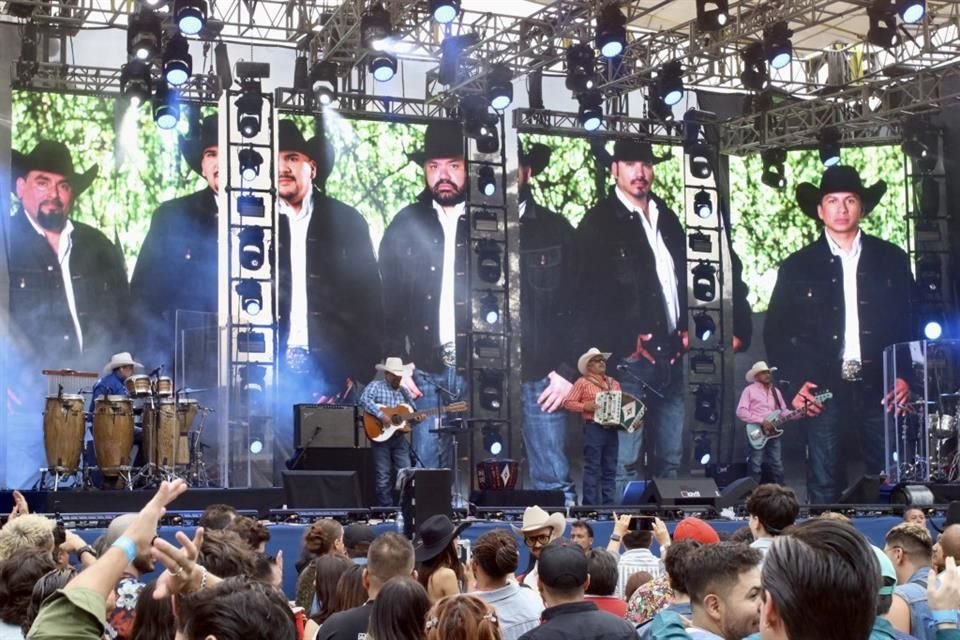 'Y Todo Para Que', 'Eres Mi Droga' y 'Aire' fueron algunos de los temas que cantaron.