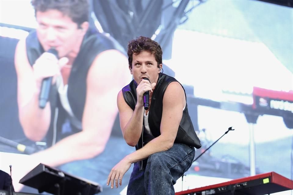Con unos jeans, una playera blanca y un chaleco de cuero, Charlie Puth encendió al público en un concierto que iba de lo enérgico, a lo romántico, pasando por lo sexy.