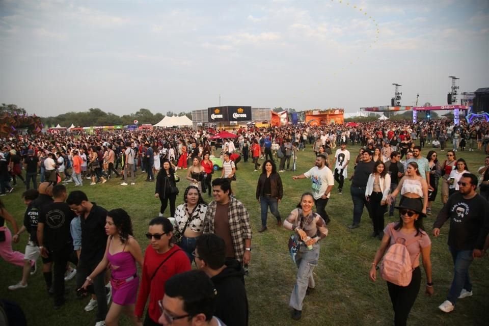 Miles de asistentes llegaron al Valle VFG desde las 15:00 horas.