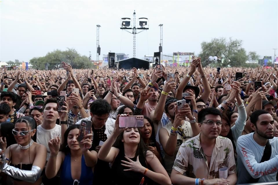 Charlie Puth emocionó a sus fans en su presentación.