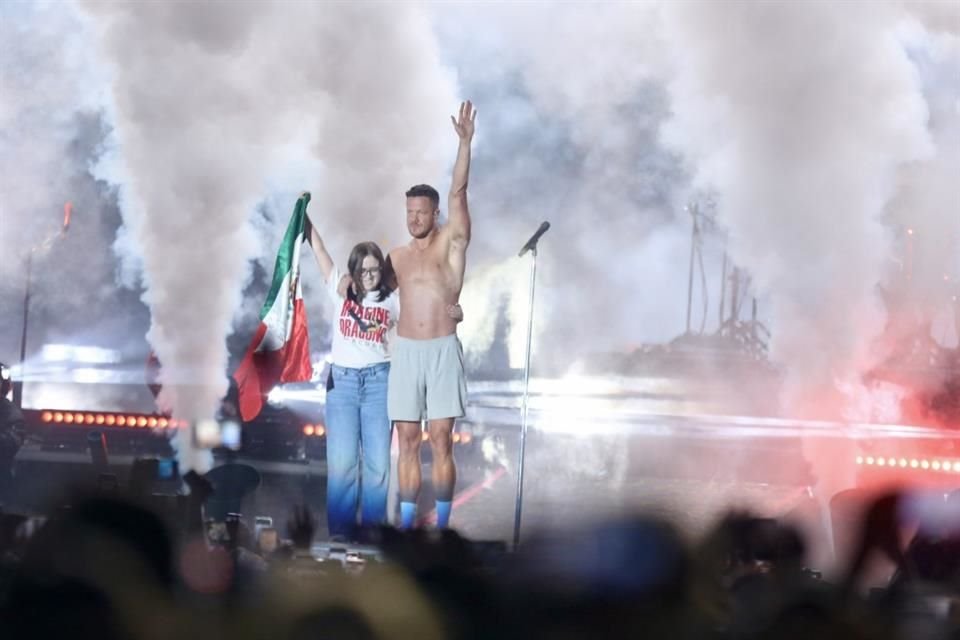 El momento más emotivo surgió cuando Dan Reynolds invitó al entarimado a Alice, de 15 años, de entre el público.