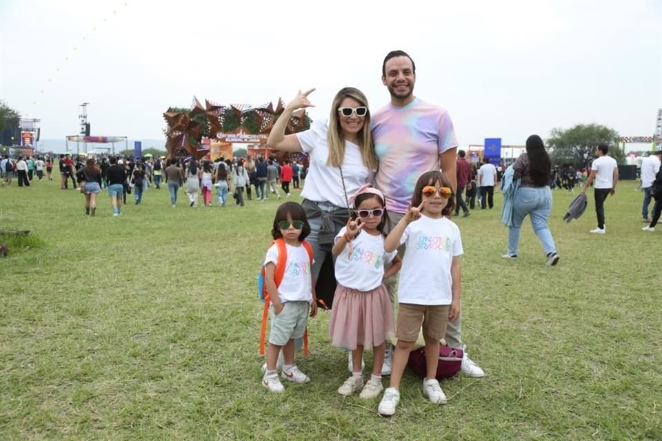Esta familia se divirtió en grande y llamó la atención de los asistentes.