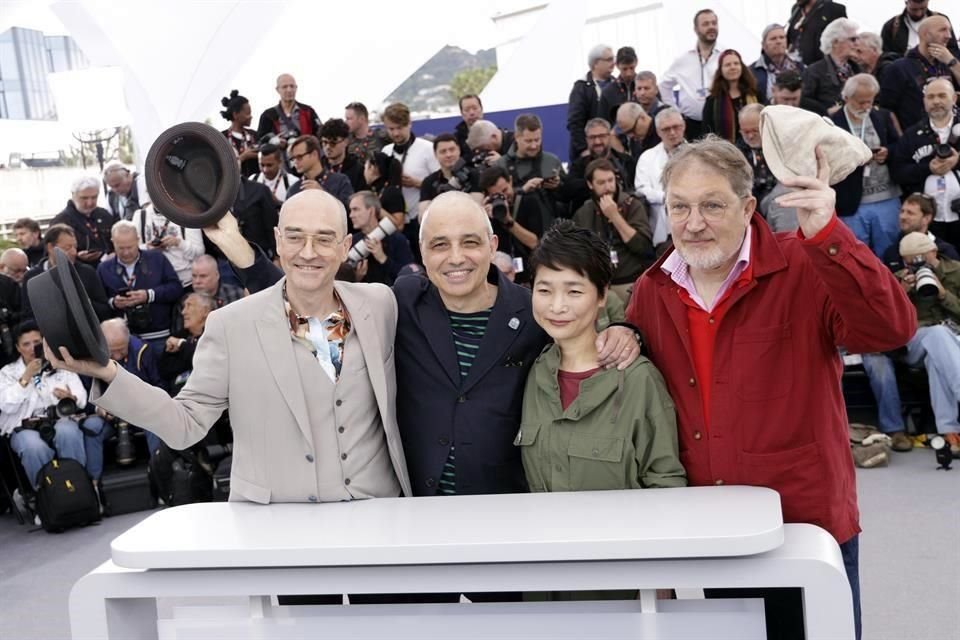 El cineasta español Pablo Berger (de negro) presentó en Cannes 'Robot Dreams', la primera película animada de su carrera.