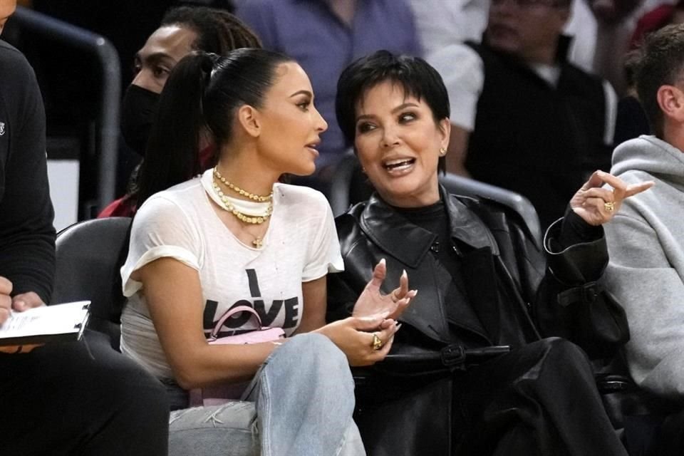 Kim Kardashian habló en un podcast sobre lo sumamente difícil que le resulta ser madre de cuatro pequeños.