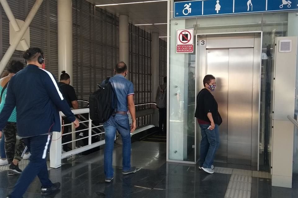 Tras reportes de personas atrapadas en elevadores de la Línea 3 del Tren Ligero, los equipos fueron recalibrados para resistir más peso.