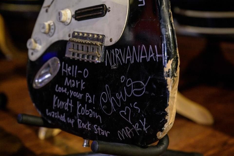 Una guitarra que fue destrozada por Kurt Cobain, líder de Nirvana, fue vendida por casi 600 mil dólares durante una subasta en EU.