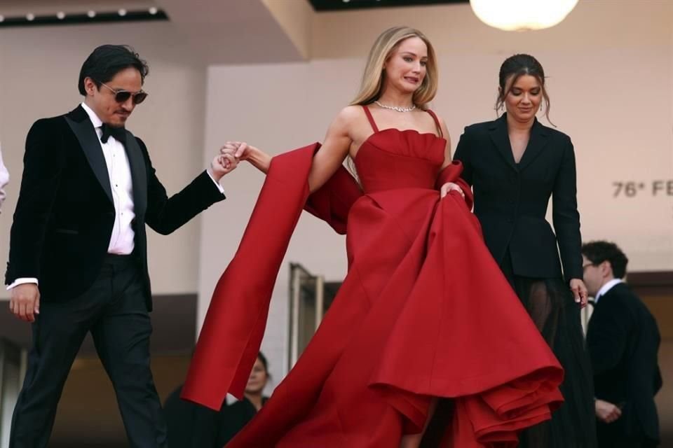 Jennifer Lawrence sorprendió en una alfombra roja en Cannes, y no tanto por su elegante vestido Dior, sino porque lo combinó con chanclas.